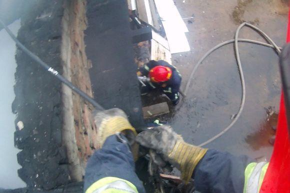 12 рятувальників на 3 автомобілях гасили пожежу на Озерній, фото №3 на сайті vsim.ua