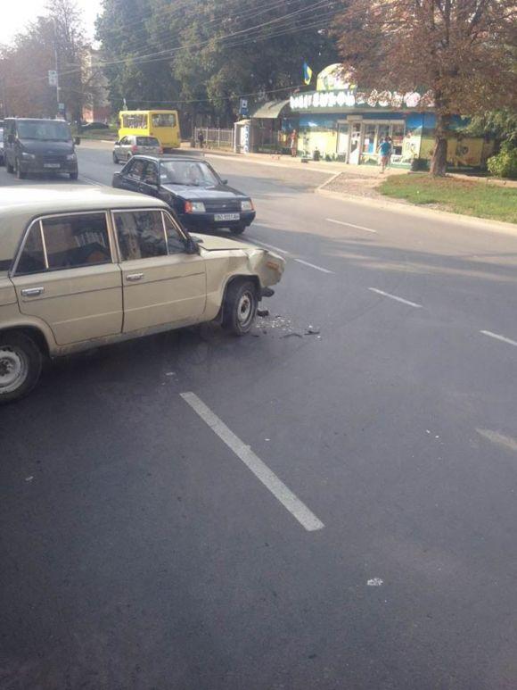 Новини Тернополя - фото з Біля Універсаму легківка вдарила 19-у маршрутку (оновлюється) Біля Універсаму легківка вдарила 19-у маршрутку (оновлене), фото №1 на сайті 20minut.ua