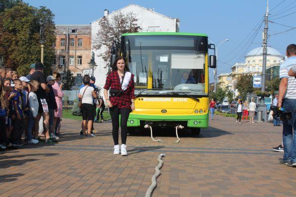 Новини Вінниці - фото з Нацрекорд! Стронгмен Грачов протягнув два 11-тонні автобуси Нацрекорд! Стронгмен Грачов протягнув два 11-тонні автобуси, фото №1 на сайті 20minut.ua