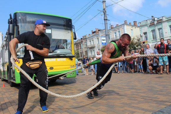 Новини Вінниці - фото з Нацрекорд! Стронгмен Грачов протягнув два 11-тонні автобуси Нацрекорд! Стронгмен Грачов протягнув два 11-тонні автобуси, фото №5 на сайті 20minut.ua