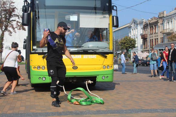Новини Вінниці - фото з Нацрекорд! Стронгмен Грачов протягнув два 11-тонні автобуси Нацрекорд! Стронгмен Грачов протягнув два 11-тонні автобуси, фото №3 на сайті 20minut.ua