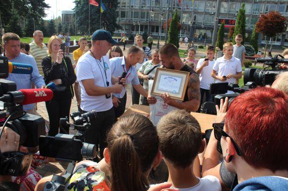 Новини Вінниці - фото з Нацрекорд! Стронгмен Грачов протягнув два 11-тонні автобуси Нацрекорд! Стронгмен Грачов протягнув два 11-тонні автобуси, фото №7 на сайті 20minut.ua