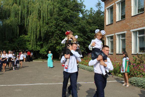 Новини Вінниці - фото з Свято знань на… сходах. Школа опломбована. Коли сядуть за парти учні в Кожухові? Свято знань на… сходах. Школа опломбована. Коли сядуть за парти учні в Кожухові?, фото №5 на сайті 20minut.ua