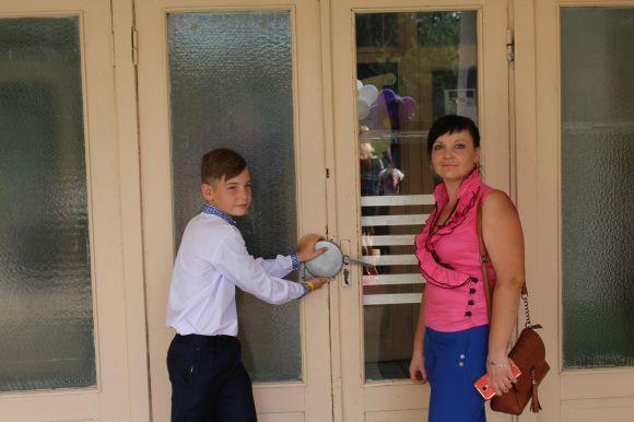 Новини Вінниці - фото з Свято знань на… сходах. Школа опломбована. Коли сядуть за парти учні в Кожухові? Свято знань на… сходах. Школа опломбована. Коли сядуть за парти учні в Кожухові?, фото №1 на сайті 20minut.ua