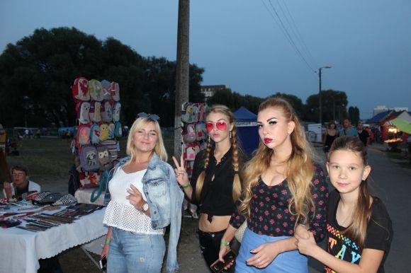 Новини Хмельницького - фото з Яскраві дівчата на “Республіці”: з кольоровим волоссям і у відвертих костюмах Яскраві дівчата на “Республіці”: з кольоровим волоссям і у відвертих костюмах, фото №12 на сайті vsim.ua