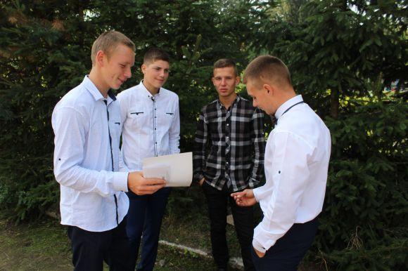 Новини Вінниці - фото з Свято знань на… сходах. Школа опломбована. Коли сядуть за парти учні в Кожухові? Свято знань на… сходах. Школа опломбована. Коли сядуть за парти учні в Кожухові?, фото №7 на сайті 20minut.ua