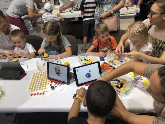 Новини Вінниці - фото з Шалена хімія, Legо і танці: чим ще вражає «Розвивайлик Фест» Шалена хімія, Legо і танці: чим ще вражає «Розвивайлик Фест», фото №2 на сайті 20minut.ua