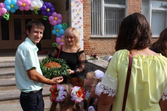 Новини Вінниці - фото з Свято знань на… сходах. Школа опломбована. Коли сядуть за парти учні в Кожухові? Свято знань на… сходах. Школа опломбована. Коли сядуть за парти учні в Кожухові?, фото №3 на сайті 20minut.ua