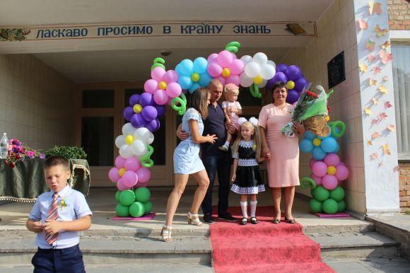 Новини Вінниці - фото з Свято знань на… сходах. Школа опломбована. Коли сядуть за парти учні в Кожухові? Свято знань на… сходах. Школа опломбована. Коли сядуть за парти учні в Кожухові?, фото №2 на сайті 20minut.ua