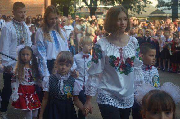 Новини Хмельницького - фото з Емоції першого дзвоника: як пройшла святкова лінійка у СЗОШ № 1 Емоції першого дзвоника: як пройшла святкова лінійка у СЗОШ № 1, фото №20 на сайті vsim.ua