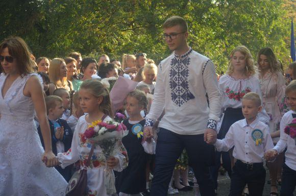 Новини Хмельницького - фото з Емоції першого дзвоника: як пройшла святкова лінійка у СЗОШ № 1 Емоції першого дзвоника: як пройшла святкова лінійка у СЗОШ № 1, фото №15 на сайті vsim.ua