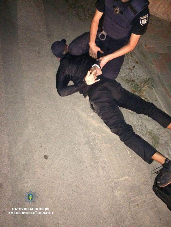 Новини Хмельницького - фото з Вночі посеред вулиці озброєний пістолетом грабіжник напав на хмельничанина Вночі посеред вулиці озброєний пістолетом грабіжник напав на хмельничанина, фото №2 на сайті vsim.ua