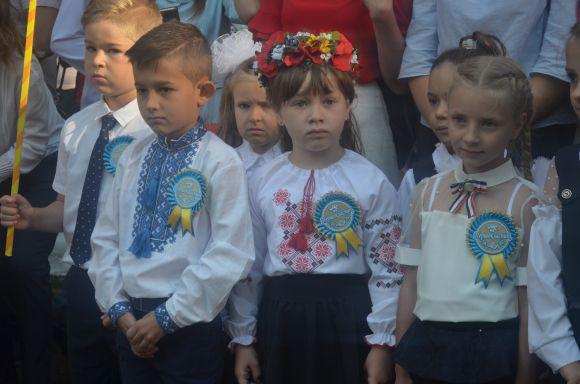 Новини Хмельницького - фото з Емоції першого дзвоника: як пройшла святкова лінійка у СЗОШ № 1 Емоції першого дзвоника: як пройшла святкова лінійка у СЗОШ № 1, фото №32 на сайті vsim.ua