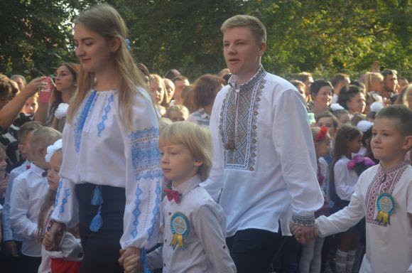 Новини Хмельницького - фото з Емоції першого дзвоника: як пройшла святкова лінійка у СЗОШ № 1 Емоції першого дзвоника: як пройшла святкова лінійка у СЗОШ № 1, фото №17 на сайті vsim.ua