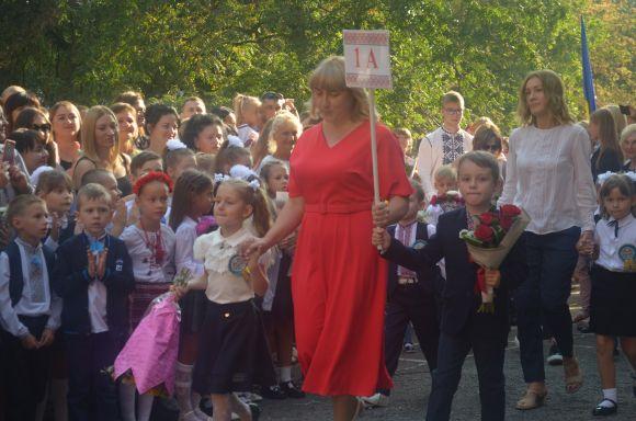 Новини Хмельницького - фото з Емоції першого дзвоника: як пройшла святкова лінійка у СЗОШ № 1 Емоції першого дзвоника: як пройшла святкова лінійка у СЗОШ № 1, фото №14 на сайті vsim.ua