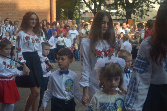 Новини Хмельницького - фото з Емоції першого дзвоника: як пройшла святкова лінійка у СЗОШ № 1 Емоції першого дзвоника: як пройшла святкова лінійка у СЗОШ № 1, фото №21 на сайті vsim.ua