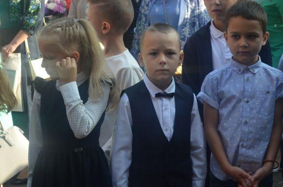 Новини Хмельницького - фото з Емоції першого дзвоника: як пройшла святкова лінійка у СЗОШ № 1 Емоції першого дзвоника: як пройшла святкова лінійка у СЗОШ № 1, фото №9 на сайті vsim.ua