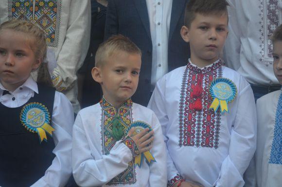 Новини Хмельницького - фото з Емоції першого дзвоника: як пройшла святкова лінійка у СЗОШ № 1 Емоції першого дзвоника: як пройшла святкова лінійка у СЗОШ № 1, фото №46 на сайті vsim.ua