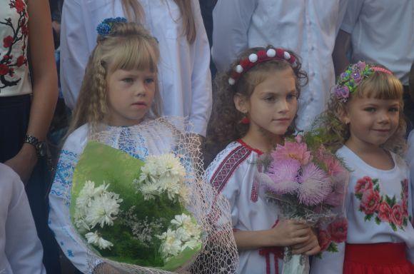 Новини Хмельницького - фото з Емоції першого дзвоника: як пройшла святкова лінійка у СЗОШ № 1 Емоції першого дзвоника: як пройшла святкова лінійка у СЗОШ № 1, фото №48 на сайті vsim.ua