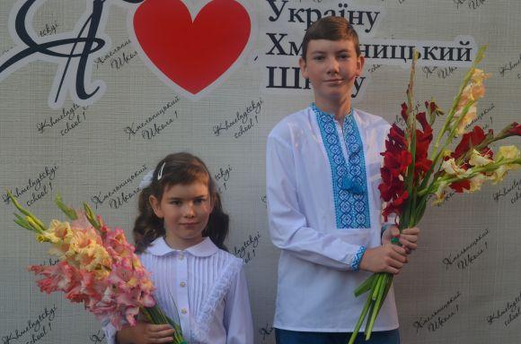 Новини Хмельницького - фото з Емоції першого дзвоника: як пройшла святкова лінійка у СЗОШ № 1 Емоції першого дзвоника: як пройшла святкова лінійка у СЗОШ № 1, фото №3 на сайті vsim.ua