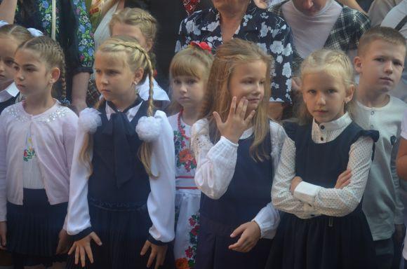 Новини Хмельницького - фото з Емоції першого дзвоника: як пройшла святкова лінійка у СЗОШ № 1 Емоції першого дзвоника: як пройшла святкова лінійка у СЗОШ № 1, фото №49 на сайті vsim.ua