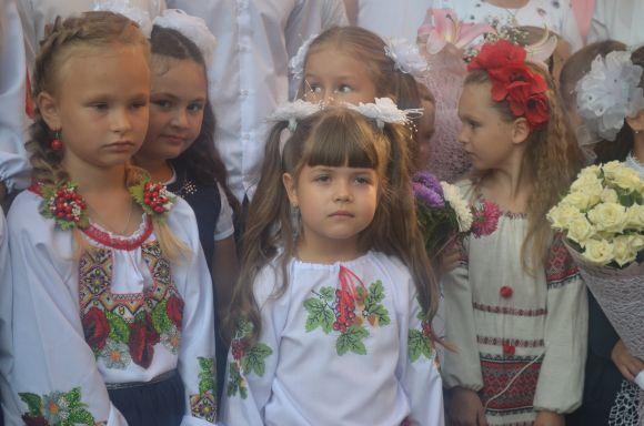 Новини Хмельницького - фото з Емоції першого дзвоника: як пройшла святкова лінійка у СЗОШ № 1 Емоції першого дзвоника: як пройшла святкова лінійка у СЗОШ № 1, фото №43 на сайті vsim.ua