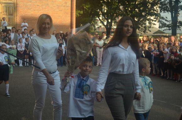 Новини Хмельницького - фото з Емоції першого дзвоника: як пройшла святкова лінійка у СЗОШ № 1 Емоції першого дзвоника: як пройшла святкова лінійка у СЗОШ № 1, фото №27 на сайті vsim.ua