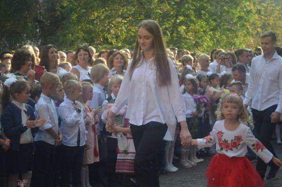 Новини Хмельницького - фото з Емоції першого дзвоника: як пройшла святкова лінійка у СЗОШ № 1 Емоції першого дзвоника: як пройшла святкова лінійка у СЗОШ № 1, фото №28 на сайті vsim.ua