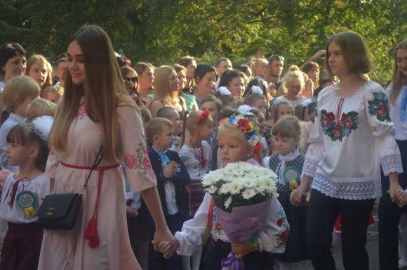 Новини Хмельницького - фото з Емоції першого дзвоника: як пройшла святкова лінійка у СЗОШ № 1 Емоції першого дзвоника: як пройшла святкова лінійка у СЗОШ № 1, фото №16 на сайті vsim.ua