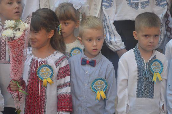 Новини Хмельницького - фото з Емоції першого дзвоника: як пройшла святкова лінійка у СЗОШ № 1 Емоції першого дзвоника: як пройшла святкова лінійка у СЗОШ № 1, фото №44 на сайті vsim.ua