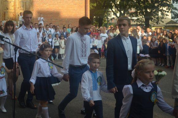 Новини Хмельницького - фото з Емоції першого дзвоника: як пройшла святкова лінійка у СЗОШ № 1 Емоції першого дзвоника: як пройшла святкова лінійка у СЗОШ № 1, фото №25 на сайті vsim.ua