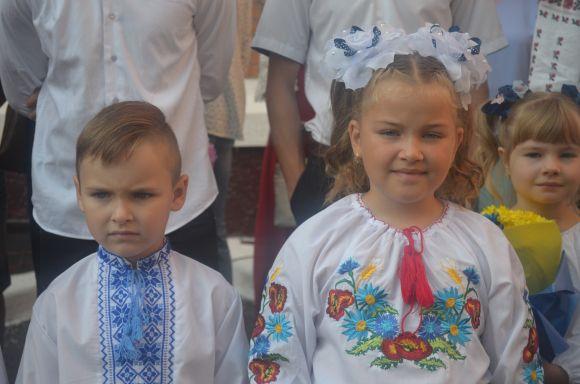 Новини Хмельницького - фото з Емоції першого дзвоника: як пройшла святкова лінійка у СЗОШ № 1 Емоції першого дзвоника: як пройшла святкова лінійка у СЗОШ № 1, фото №40 на сайті vsim.ua