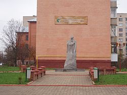 Новини Козятина - фото з М.Грушевський та інши в числі «ренегатів», які «спокійнісінько пішли на службу найлютішому ворогові, пішли ганебно, без жодних уступок з його боку». Грушевському МС памятник Козятин.JPG