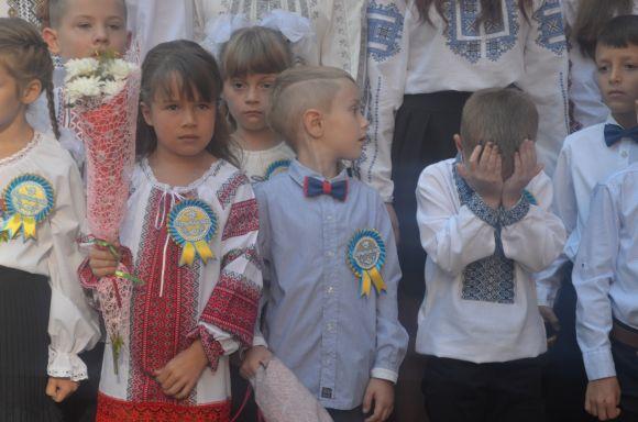 Новини Хмельницького - фото з Емоції першого дзвоника: як пройшла святкова лінійка у СЗОШ № 1 Емоції першого дзвоника: як пройшла святкова лінійка у СЗОШ № 1, фото №33 на сайті vsim.ua
