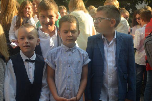 Новини Хмельницького - фото з Емоції першого дзвоника: як пройшла святкова лінійка у СЗОШ № 1 Емоції першого дзвоника: як пройшла святкова лінійка у СЗОШ № 1, фото №8 на сайті vsim.ua