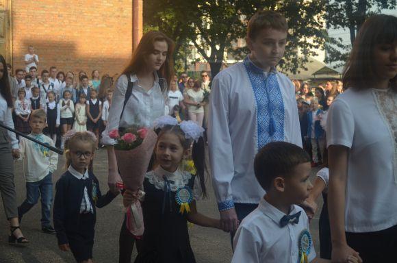 Новини Хмельницького - фото з Емоції першого дзвоника: як пройшла святкова лінійка у СЗОШ № 1 Емоції першого дзвоника: як пройшла святкова лінійка у СЗОШ № 1, фото №26 на сайті vsim.ua