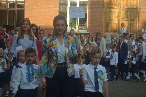 Новини Хмельницького - фото з Емоції першого дзвоника: як пройшла святкова лінійка у СЗОШ № 1 Емоції першого дзвоника: як пройшла святкова лінійка у СЗОШ № 1, фото №22 на сайті vsim.ua