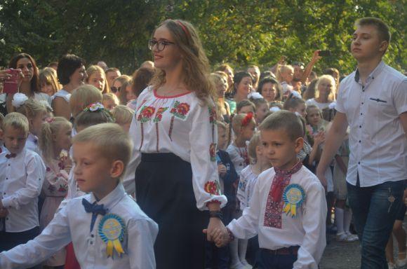 Новини Хмельницького - фото з Емоції першого дзвоника: як пройшла святкова лінійка у СЗОШ № 1 Емоції першого дзвоника: як пройшла святкова лінійка у СЗОШ № 1, фото №18 на сайті vsim.ua