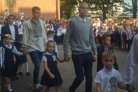 Новини Хмельницького - фото з Емоції першого дзвоника: як пройшла святкова лінійка у СЗОШ № 1 Емоції першого дзвоника: як пройшла святкова лінійка у СЗОШ № 1, фото №24 на сайті vsim.ua