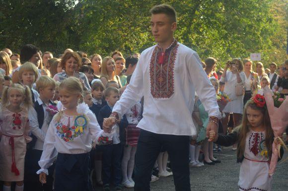 Новини Хмельницького - фото з Емоції першого дзвоника: як пройшла святкова лінійка у СЗОШ № 1 Емоції першого дзвоника: як пройшла святкова лінійка у СЗОШ № 1, фото №19 на сайті vsim.ua