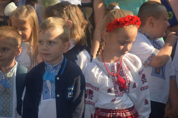 Новини Хмельницького - фото з Емоції першого дзвоника: як пройшла святкова лінійка у СЗОШ № 1 Емоції першого дзвоника: як пройшла святкова лінійка у СЗОШ № 1, фото №10 на сайті vsim.ua