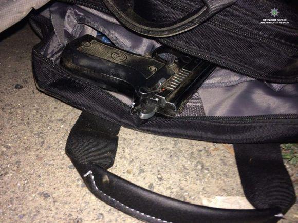 Новини Хмельницького - фото з Вночі посеред вулиці озброєний пістолетом грабіжник напав на хмельничанина Вночі посеред вулиці озброєний пістолетом грабіжник напав на хмельничанина, фото №1 на сайті vsim.ua