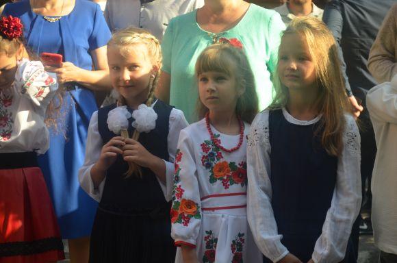 Новини Хмельницького - фото з Емоції першого дзвоника: як пройшла святкова лінійка у СЗОШ № 1 Емоції першого дзвоника: як пройшла святкова лінійка у СЗОШ № 1, фото №7 на сайті vsim.ua