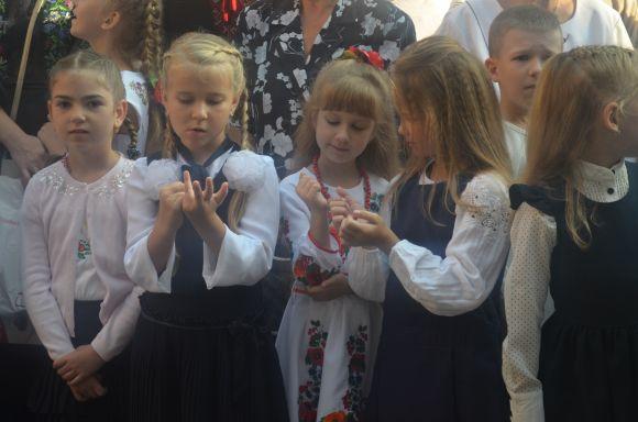Новини Хмельницького - фото з Емоції першого дзвоника: як пройшла святкова лінійка у СЗОШ № 1 Емоції першого дзвоника: як пройшла святкова лінійка у СЗОШ № 1, фото №13 на сайті vsim.ua