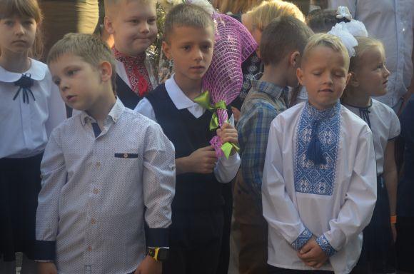 Новини Хмельницького - фото з Емоції першого дзвоника: як пройшла святкова лінійка у СЗОШ № 1 Емоції першого дзвоника: як пройшла святкова лінійка у СЗОШ № 1, фото №12 на сайті vsim.ua
