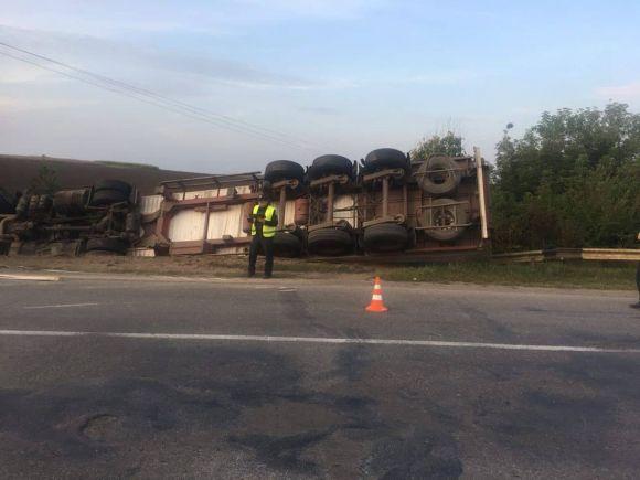 Новини Хмельницького - фото з Біля Хмельницького перекинулася фура: є постраждалі Біля Хмельницького перекинулася фура: є постраждалі, фото №1 на сайті vsim.ua