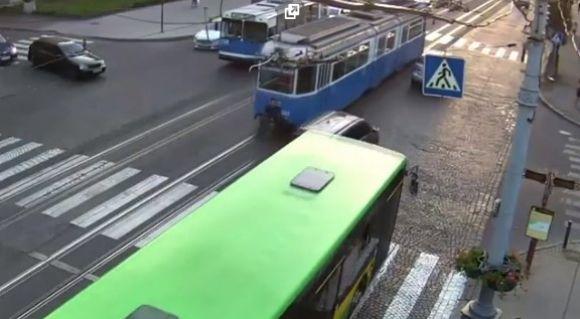 Новини Вінниці - фото з На Хмельницькому шосе водій «Форд» врізався у трамвай. Відео за середу На Хмельницькому шосе водій «Форд» врізався у трамвай. Відео за середу, фото №4 на сайті 20minut.ua