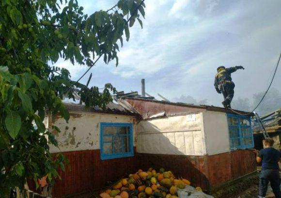 У Баранівському районі масштабна пожежа ледь не знищила приватне домоволодіння, фото №1 на сайті 20minut.ua