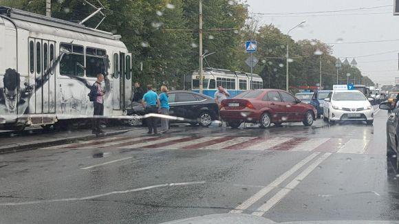 Новини Вінниці - фото з На Хмельницькому шосе водій «Форд» врізався у трамвай. Відео за середу На Хмельницькому шосе водій «Форд» врізався у трамвай. Відео за середу, фото №1 на сайті 20minut.ua