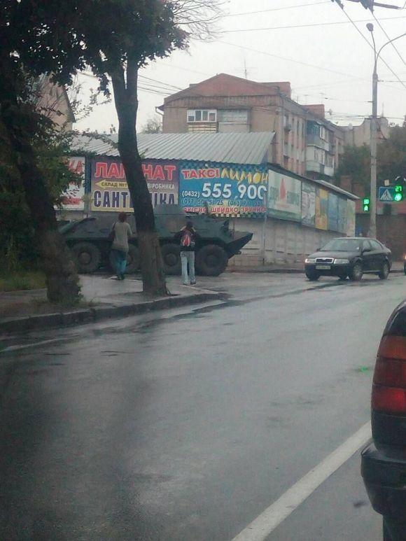 Новини Вінниці - фото з Несподівано: в Вінниці нацгвардійці на БТР не розминулися з Volkswagen Несподівано: в Вінниці нацгвардійці на БТР не розминулися з Volkswagen, фото №1 на сайті 20minut.ua